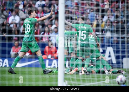 Madrid, Spanien. Mai 2024. Die Spieler von Osasuna feiern ein Tor während eines Fußballspiels der La Liga zwischen Atletico de Madrid und CA Osasuna am 19. Mai 2024 in Madrid. Gustavo Valiente/Xinhua/Alamy Live News Stockfoto