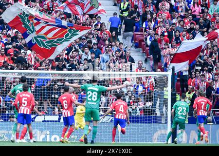 Madrid, Spanien. Mai 2024. Raul Garcia de Haro (2. R) von Osasuna erzielte am 19. Mai 2024 ein Fußballspiel der La Liga zwischen Atletico de Madrid und CA Osasuna in Madrid. Gustavo Valiente/Xinhua/Alamy Live News Stockfoto