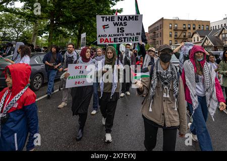 BROOKLYN, NEW YORK - 18. MAI: Hunderte pro-palästinensische Demonstranten nehmen an einer Kundgebung Teil und marschieren, um den 76. Jahrestag des Nakba-Tages am Mittwoch, den 18. Mai 2024, in Brooklyn, New York City, zu feiern. Die Nakba, was auf Arabisch "Katastrophe" bedeutet, wird jedes Jahr am 15. Mai von Palästinensern markiert, um an die Vertreibung von Hunderttausenden aus ihren Häusern und Ländereien im Jahr 1948 nach der Gründung Israels zu erinnern. (Foto: Michael Nigro/SIPA USA) Credit: SIPA USA/Alamy Live News Stockfoto