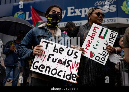 BROOKLYN, NEW YORK - 18. MAI: Hunderte pro-palästinensische Demonstranten nehmen an einer Kundgebung Teil und marschieren, um den 76. Jahrestag des Nakba-Tages am Mittwoch, den 18. Mai 2024, in Brooklyn, New York City, zu feiern. Die Nakba, was auf Arabisch "Katastrophe" bedeutet, wird jedes Jahr am 15. Mai von Palästinensern markiert, um an die Vertreibung von Hunderttausenden aus ihren Häusern und Ländereien im Jahr 1948 nach der Gründung Israels zu erinnern. (Foto: Michael Nigro/SIPA USA) Credit: SIPA USA/Alamy Live News Stockfoto