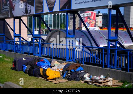 Warschau, Polen. Mai 2024. Ein Obdachloser wird am 17. Mai 2024 in Warschau, Polen, unter einem Werbeschild schlafen gesehen. (Foto: Jaap Arriens/SIPA USA) Credit: SIPA USA/Alamy Live News Stockfoto