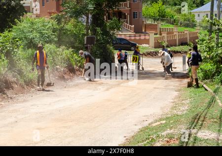 Männer bei der Arbeit reparieren die Yardley Chase Road in Southfield, St. Elizabeth, Jamaika Juli 2020 Stockfoto