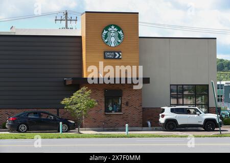 Bloomsburg, Usa. Mai 2024. Autos werden in einem Starbucks Coffee Shop auf der Fahrt durch gesehen. Quelle: SOPA Images Limited/Alamy Live News Stockfoto