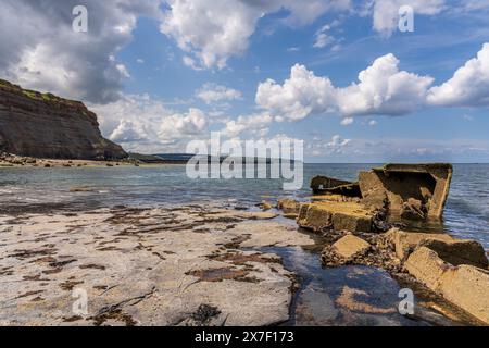 Blick von der Nordseeküste an der East Cliff zu den Leuchttürmen in Whitby, North Yorkshire, England, Großbritannien Stockfoto