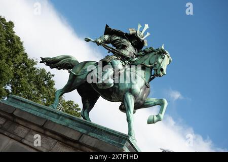 Tokio, JAPAN - 3. August 2016: Bronzestute des großen Samurai, Kusunoki Masashige, im Ostgarten des Kaiserpalastes Stockfoto