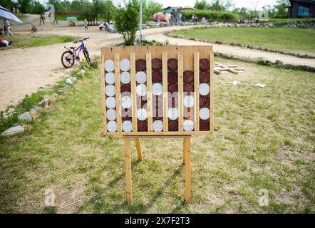 Holzspiel Connect Four (bekannt als Connect 4, Four Up, Plot Four), Riesenfiguren ohne Menschen Stockfoto