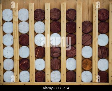 Holzspiel Connect Four (bekannt als Connect 4, Four Up, Plot Four), Riesenfiguren ohne Menschen Stockfoto