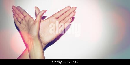 Zeichen, Hände und Frau für Vögel, Freiheit oder Fliegen mit Emoji, Flügeln und Gesten. Signale, Finger und Mädchen mit Symbol für Symbol, Emoticon und Stockfoto