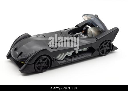 Bologna – Italien – 19. April 2024: Batman, Batmobile-Kunststoffmodell von Kinder Ferrero isoliert auf weißem Hintergrund. Stockfoto