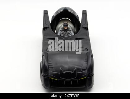 Bologna-Italien - 19. April 2024: Batman, Batmobile-Kunststoffmodell von Kinder Ferrero isoliert auf weiß Stockfoto