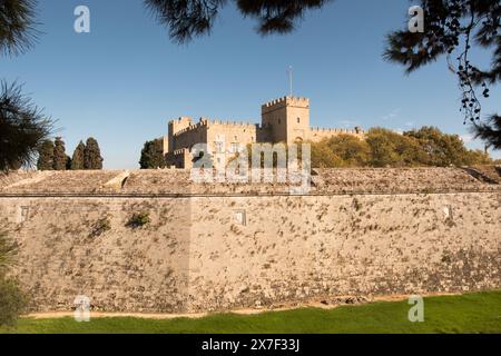 Der Palast des Großmeisters hinter den Mauern und Der Graben der mittelalterlichen Stadt Rhodos Stockfoto