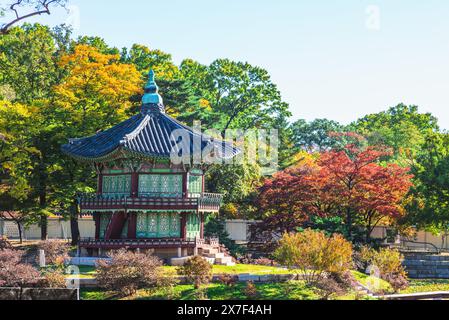 Hyangwonjeong Pavillon befindet sich im Gyeongbokgung Palast in Seoul, Südkorea Stockfoto