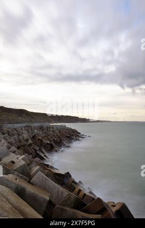 Steiniger Steg von Port-en-Bessin Stockfoto