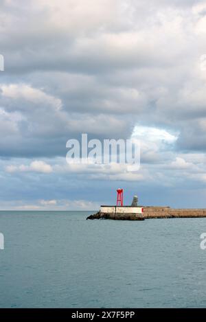Leuchtturm des Hafens von Port-en-Bessin Stockfoto