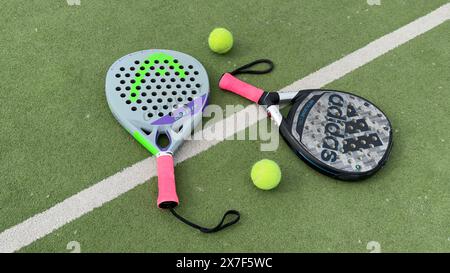 Ukraine Kiew, Mai 152024, Paddeltennis und Kunstrasen, Nahaufnahme Stockfoto