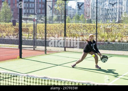 Ukraine Kiew, 20. April 2024. Glückliches hübsches Mädchen, das Paddelsport auf dem Paddelplatz praktiziert Stockfoto