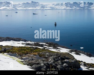 Antarktis-Kreuzfahrtschiff vor Anker am Palaver Point, Two Hummock Island, Palmer Archipel. Stockfoto