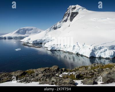 Buache Peak von Palaver Point, zwei Hummock Island, Antarktis Stockfoto