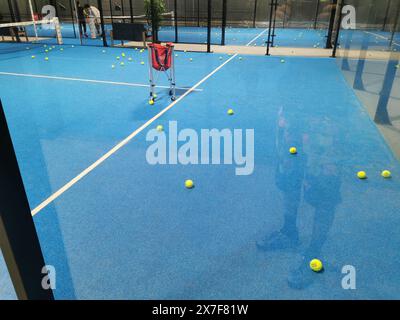 Ukraine, Kiew, 05. Mai 2024 Paddle-Tennisplatz nach einem Spiel Stockfoto