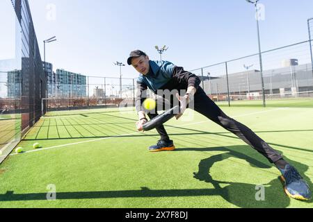 Mann spielt Paddeltennis auf dem Hallenplatz Stockfoto