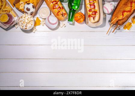 Traditionelles Sportstadionessen und Bierhintergrund, verschiedene Baseball-, Basketball-, Fußball-Fans und Stadion-Snacks, Chips, Saucen, Hot Dogs wi Stockfoto