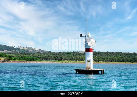 Leuchtturm mit Sonnenkollektor auf dem Meer in Ayvalık, Türkei. Stockfoto