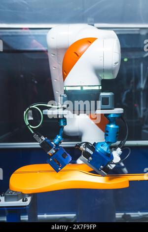 Farbkontrolle – mit Roboterarm, vertikalem Schuss, Industrieroboter, automatischem, modernem Qualitätskontrollverfahren. Hochwertige Fotos Stockfoto