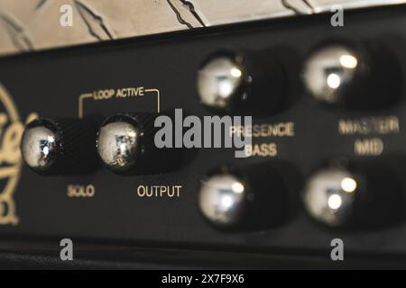 Silberne Gitarrenverstärker-Regler, Detailansicht der Lautstärkeregelung. Hochwertige Fotos Stockfoto