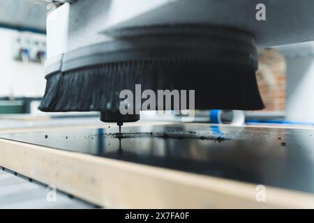 Moderne Fräsmaschine, die die Faser schneidet, Fabrikkonzept, Faser für die Gitarrenproduktion. Hochwertige Fotos Stockfoto