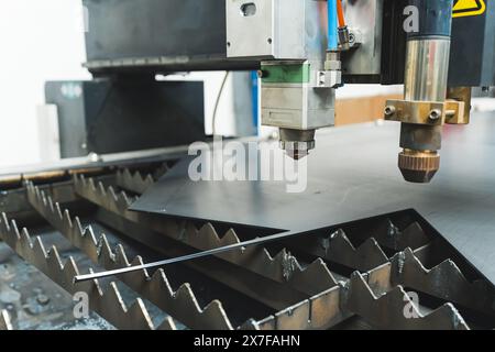 Die Faserlaserschneidemaschine Schneidemaschine schneidet die Metallplatte. Der hochtechnologische Prozess zur Blechherstellung mittels Laserschneidmaschine. Hochwertige Fotos Stockfoto