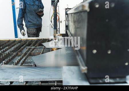 Laserschneiden von Blechen. Funken fliegen vom Laser durch automatisches Schneiden von CNC. Hochwertige Fotos Stockfoto