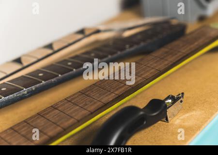 Musikinstrument, Nackenperlen-Inlay und Akustikgitarren mit Kopfstock. Hochwertige Fotos Stockfoto