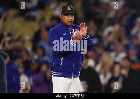 Dave Roberts #30 der Los Angeles Dodgers feiert am 18. Mai 2024 im Dodger Stadium in Los Angeles, Kalifornien einen Mannschaftssieg über die Cincinnati Reds. (Foto: Brandon Sloter/Image of Sport) Stockfoto