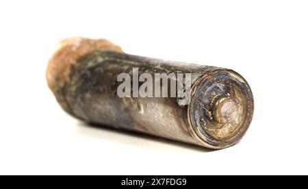 Korrodierte alkalische Batterie ohne Marke, undichtes Kaliumhydroxid, isoliert Stockfoto