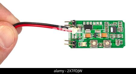 Kleines Computerprozessorsystem auf Mikrochip-Leiterplatte (PCB) in Fingergröße, isoliert Stockfoto