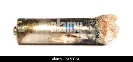 Korrodierte alkalische Batterie ohne Marke, undichtes Kaliumhydroxid, isoliert Stockfoto