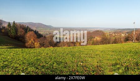 Blick von der Wiese in der Nähe von Zvonicka sv. Isidora oberhalb des Dorfes Hradek in Tschechien am Herbstmorgen mit klarem Himmel Stockfoto