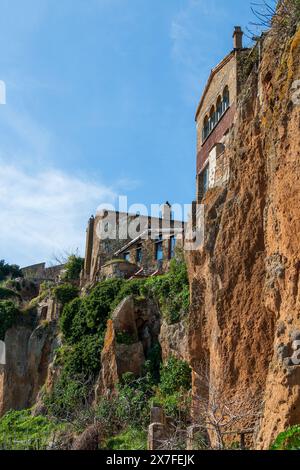 Detail der typischen Felsen, auf denen das berühmte Dorf Civita di Bagnoregio gebaut ist Stockfoto