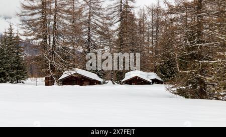 Kleines hölzernes Häuschen in den schneebedeckten Wäldern Stockfoto