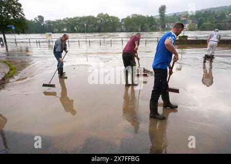 Koblenz, Deutschland. Mai 2024. Die Bewohner reinigen die Straßen der Moselflut im Koblenzer Stadtteil Güls. Quelle: Thomas Frey/dpa/Alamy Live News Stockfoto