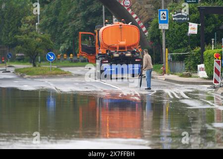 Koblenz, Deutschland. Mai 2024. Ein Bewohner des Koblenzer Stadtteils Güls beobachtet die Aufräumarbeiten nach den Moselfluten. Quelle: Thomas Frey/dpa/Alamy Live News Stockfoto