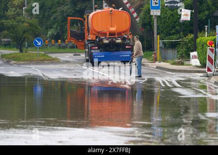 Koblenz, Deutschland. Mai 2024. Ein Bewohner des Koblenzer Stadtteils Güls beobachtet die Aufräumarbeiten nach den Moselfluten. Quelle: Thomas Frey/dpa/Alamy Live News Stockfoto