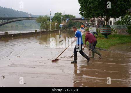 Koblenz, Deutschland. Mai 2024. Die Bewohner reinigen die Straßen der Moselflut im Koblenzer Stadtteil Güls. Quelle: Thomas Frey/dpa/Alamy Live News Stockfoto