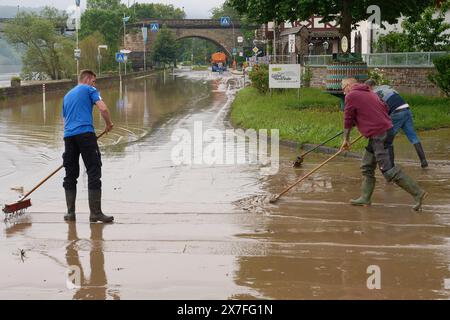 Koblenz, Deutschland. Mai 2024. Die Bewohner reinigen die Straßen der Moselflut im Koblenzer Stadtteil Güls. Quelle: Thomas Frey/dpa/Alamy Live News Stockfoto