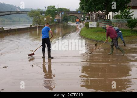 Koblenz, Deutschland. Mai 2024. Die Bewohner reinigen die Straßen der Moselflut im Koblenzer Stadtteil Güls. Quelle: Thomas Frey/dpa/Alamy Live News Stockfoto