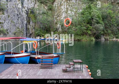 Blaue Boote warten auf Touristen für einen Spaziergang auf dem See Stockfoto