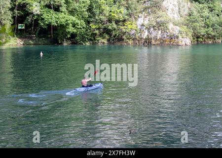 Matka Canyon, Saraj, Nordmakedonien, 19. Mai 2024: Touristen besuchen den wunderschönen See und die Schlucht in Mazedonien während des heißen Tages. Bootstour für Touristen Stockfoto