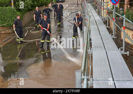 Koblenz, Deutschland. Mai 2024. Feuerwehrleute reinigen die Straßen im Koblenzer Güls-Bezirk von dem Schlamm, der von der Moselflut zurückgelassen wurde. Quelle: Thomas Frey/dpa/Alamy Live News Stockfoto