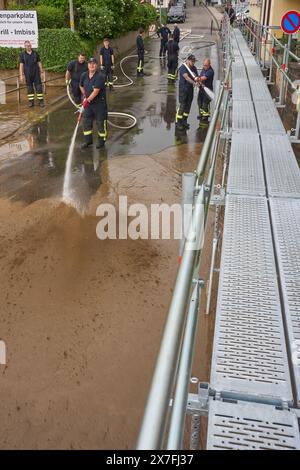 Koblenz, Deutschland. Mai 2024. Feuerwehrleute reinigen die Straßen im Koblenzer Güls-Bezirk von dem Schlamm, der von der Moselflut zurückgelassen wurde. Quelle: Thomas Frey/dpa/Alamy Live News Stockfoto