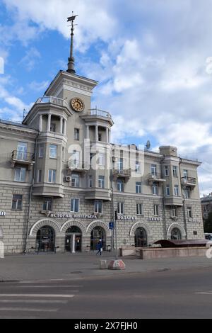 Barnaul, Russland - 17. August 2022: Straßenansicht von Barnaul, vertikales Foto. Antiquitätensalon Innengeschichte in der Lenin Avenue an einem Sommertag, gewöhnliches pe Stockfoto